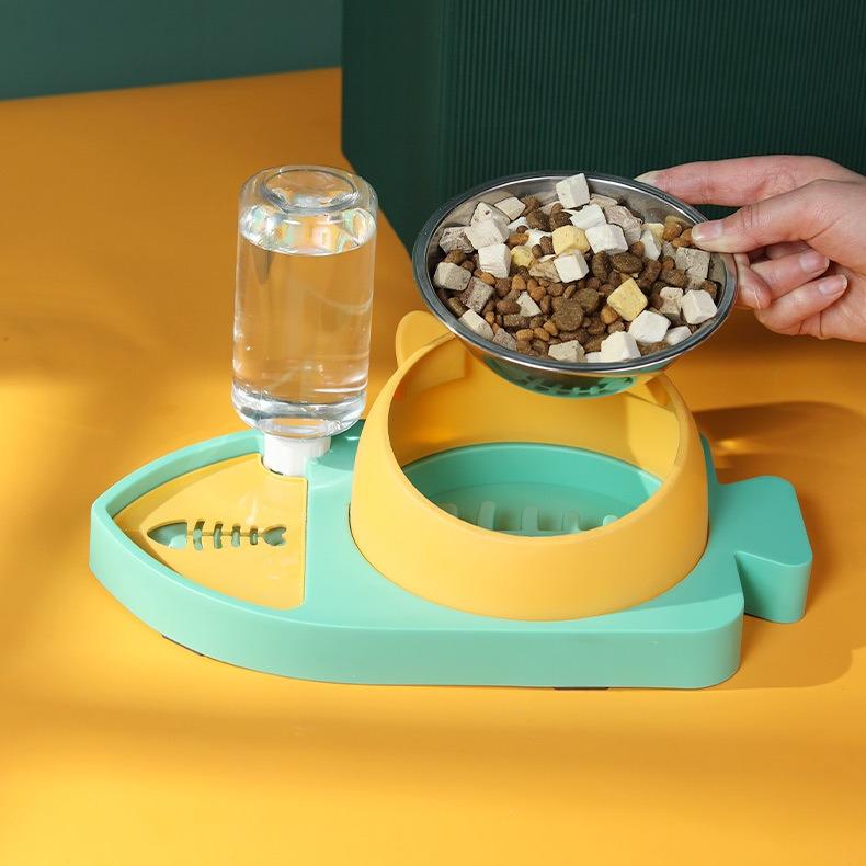 Napf für Katzen und Hunde mit einem automatischen Wasserspender und einem Fach für langsames Fressen