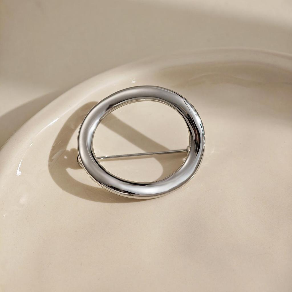Geometric Circle Hollow Brooch: Elegant European-American Ring-Shape Metal Accessory for Women
