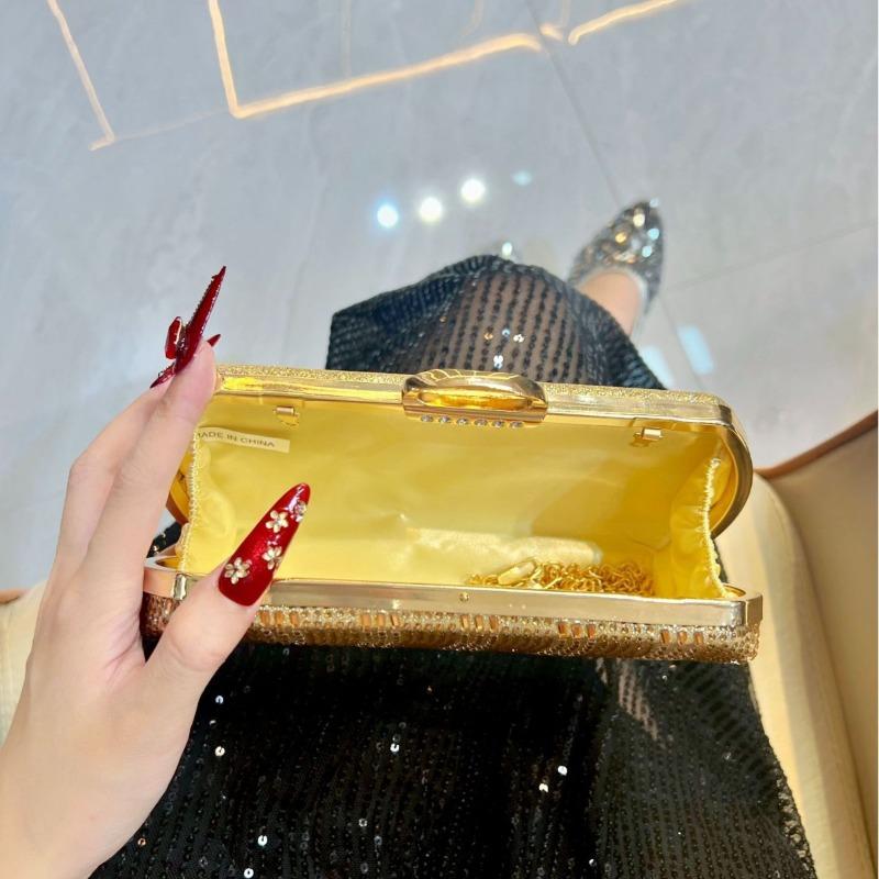 Malá kabelka je módní, elegantní a luxusní dámská kabelka pro společenskou dámu a večerní kabelka.