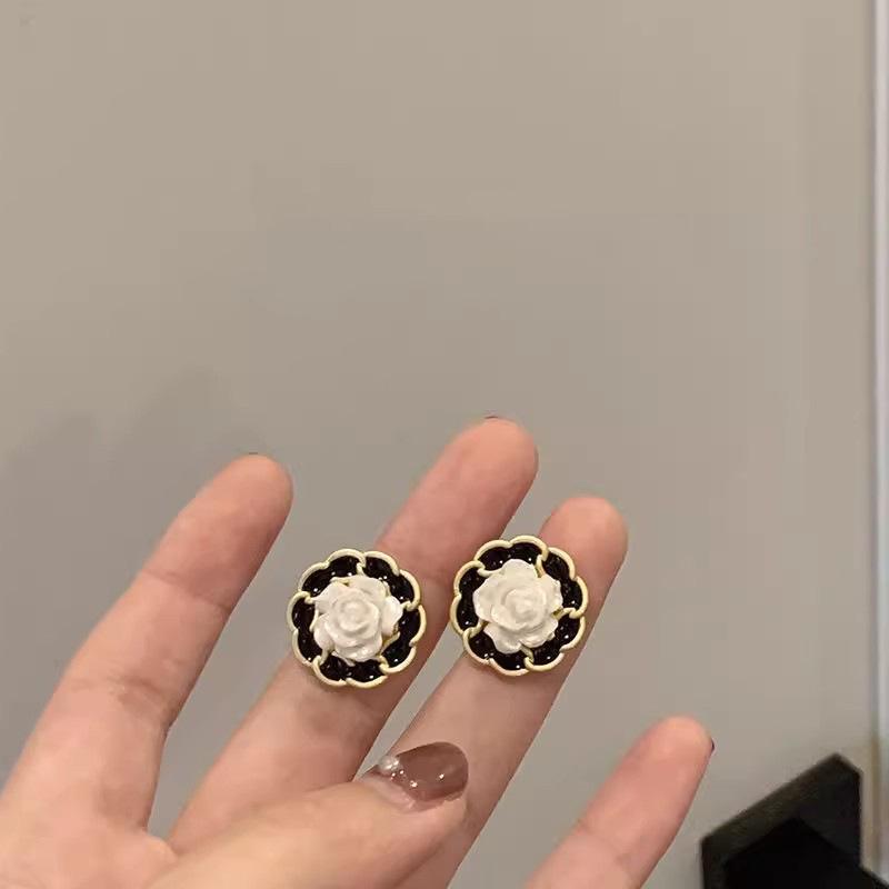 Elegant Retro French Flower Ear Cuff: Niche Design, No Piercing Required, Luxurious Lightweight Feel for Women