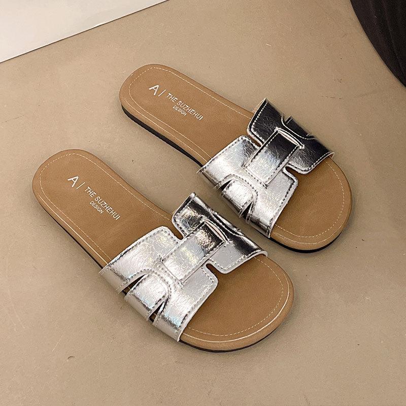 

Популярные в интернете крутые шлепанцы на мягкой подошве, женские, лето 2025, новая пляжная обувь, сказочный стиль с юбкой, плоская подошва, на перемычке 40 серебряный