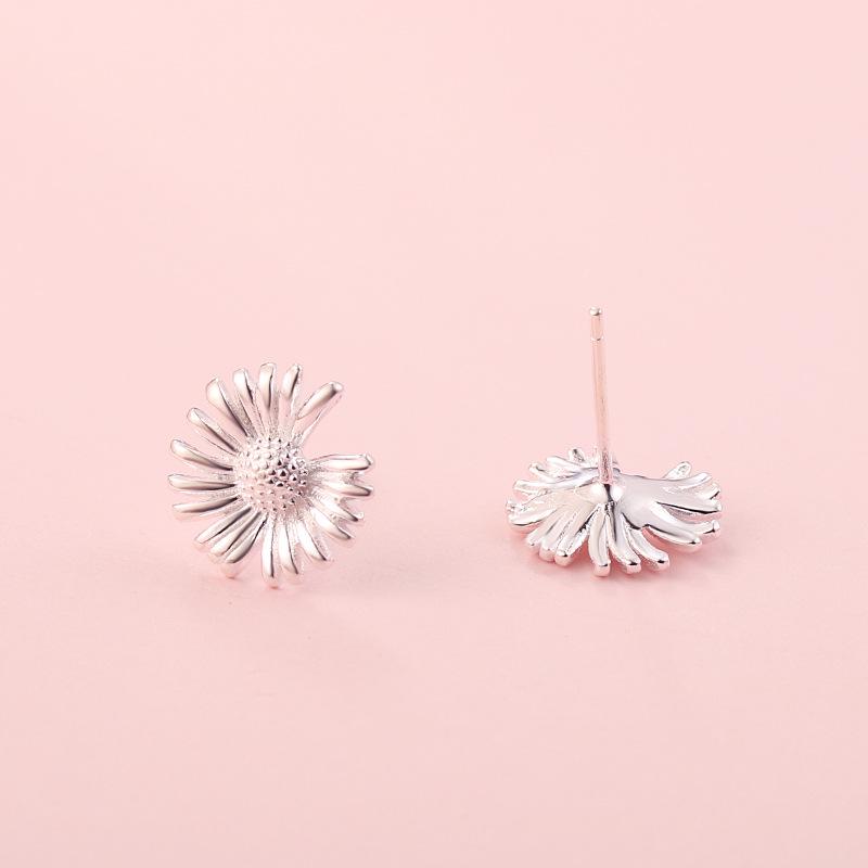 2025 New Style S925 Sterling Silver Daisy Stud Earrings for Women – Simple, Versatile, and Elegant Ear Piercing.