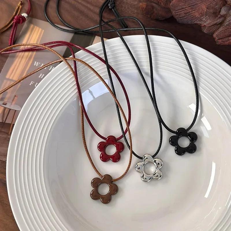 Simple Flower Long Rope Necklace Women Hollow Flower Pendant Necklace Adjustable Knot Sweater Chain Party Wedding Jewelry Gifts