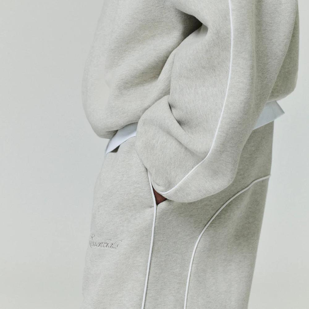Fear of God Essentials Pantaloni della tuta morbidi in pile con piping Grigio Melange/Bianco Nuvola Uomo Pantaloni Grigio 130SP258062F