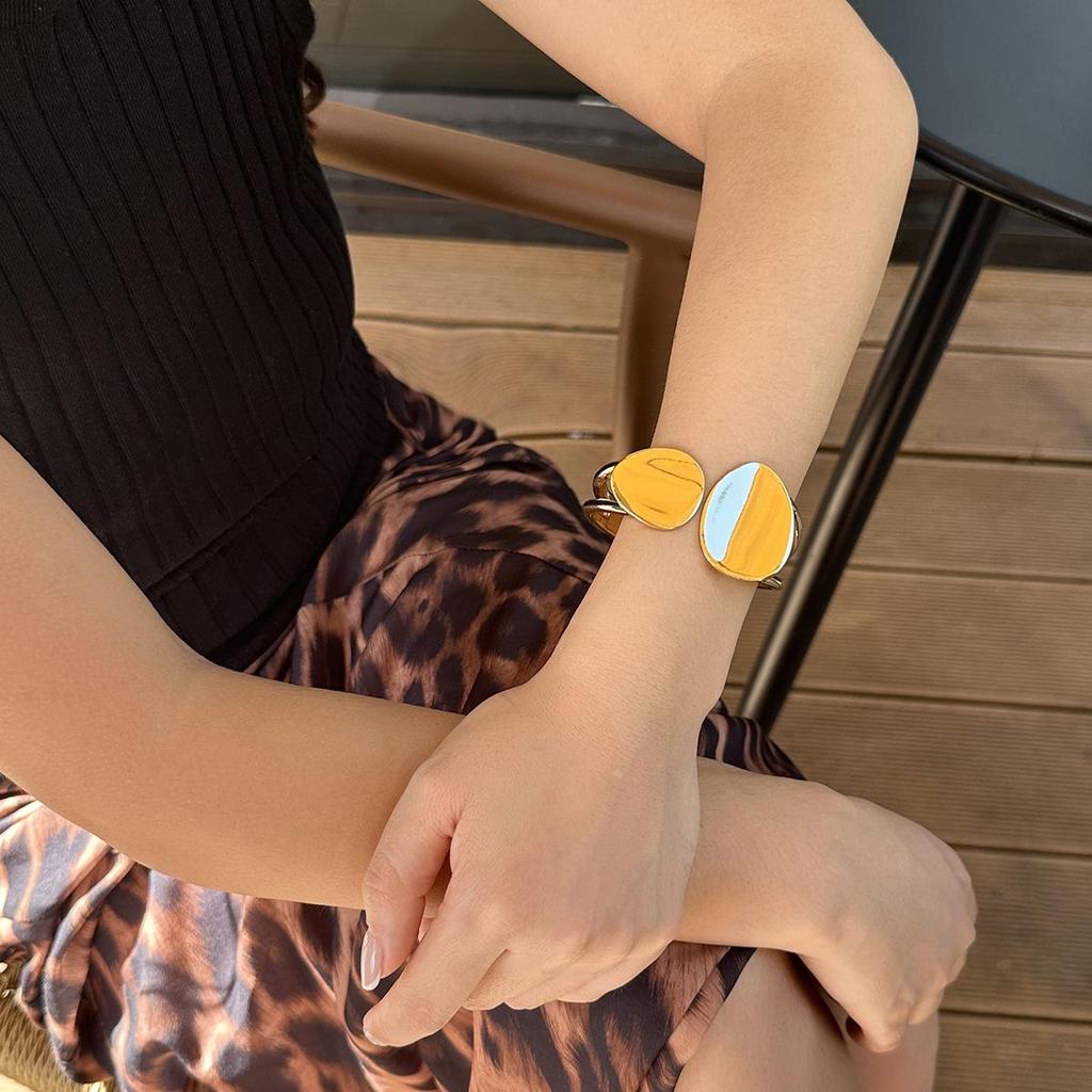 Europäisch-Amerikanisches Asymmetrisches Tropfenarmband - Glänzendes Metallfinish, Nischendesign