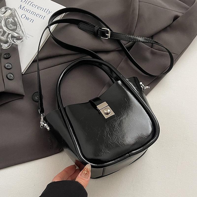 Spring and Summer New Casual Simple High-end Oil Wax Leather Portable Bucket Bag Korean Version Niche Design Solid Color Messenger Bag