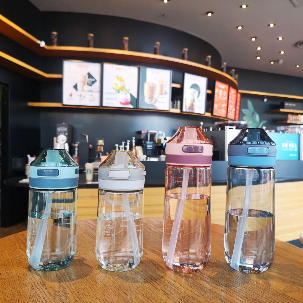Utendørs sport plastkopper Plastkopper med praktiske håndtak og andebbsugerør for studenter.