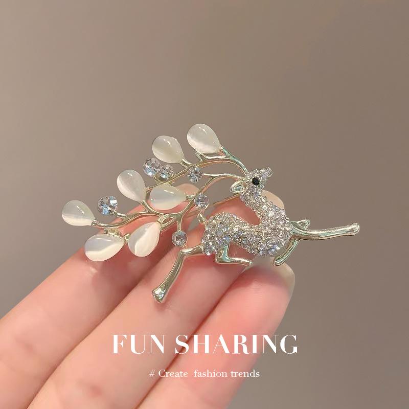 Deer Brooch for Ladies High-end and Elegant Exquisite Sweater Suit Corsage Accessory Fixed Clothes,Anti-glare Buckle