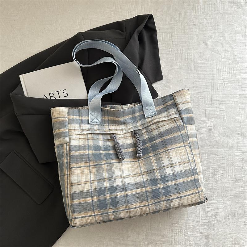 

Новая свежая и литературная клетчатая наплечная сумка модная и простая большая вместимость студенческая сумка для занятий досуг通勤 тоут синий