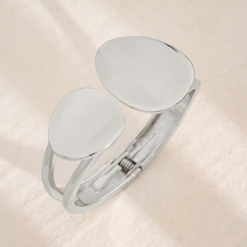 Europäisch-Amerikanisches Asymmetrisches Tropfenarmband - Glänzendes Metallfinish, Nischendesign