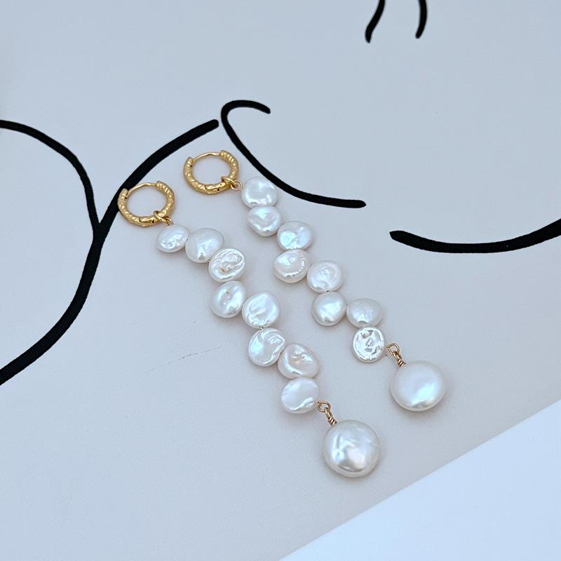 Минималистичные длинные серьги с инкрустированными натуральными жемчужинами барокко от Meier - нежные и элегантные