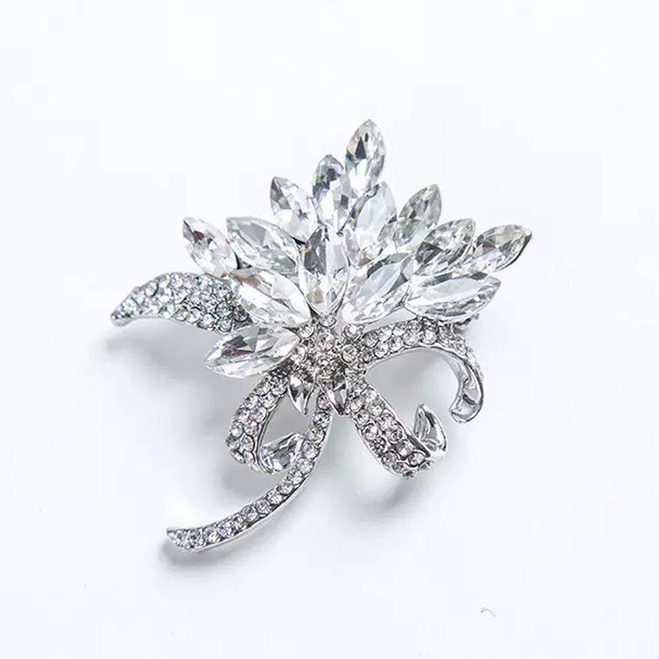 Экологичная брошь из сплава со стразами: Аксессуар-бутоньерка в стиле легкой роскоши белый