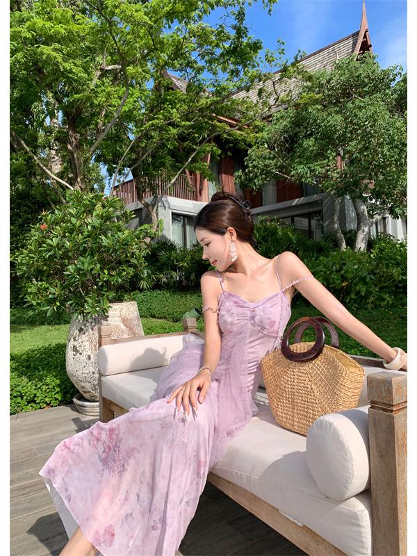 Elegantes französisches lila Mesh-Camisole-Kleid - Märchenhaftes Sommerdesign für Strandurlaube