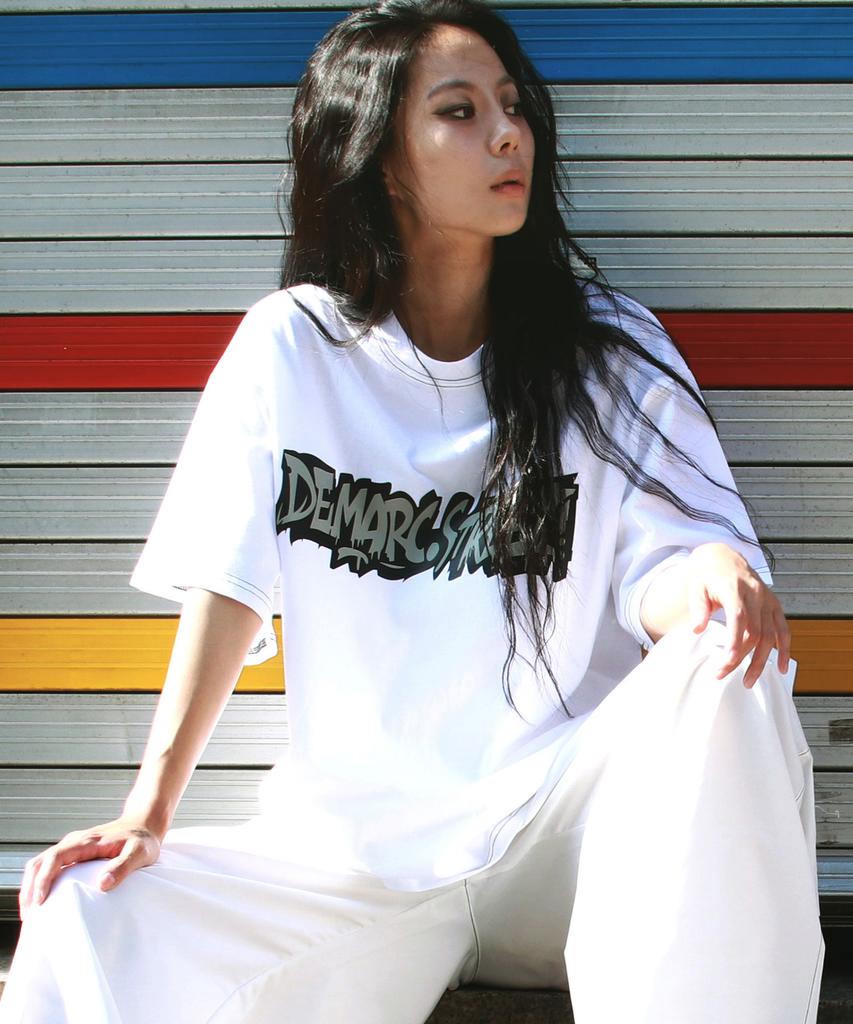 Deumakeu Text Graffiti Boxy Short Sleeve Tee - White