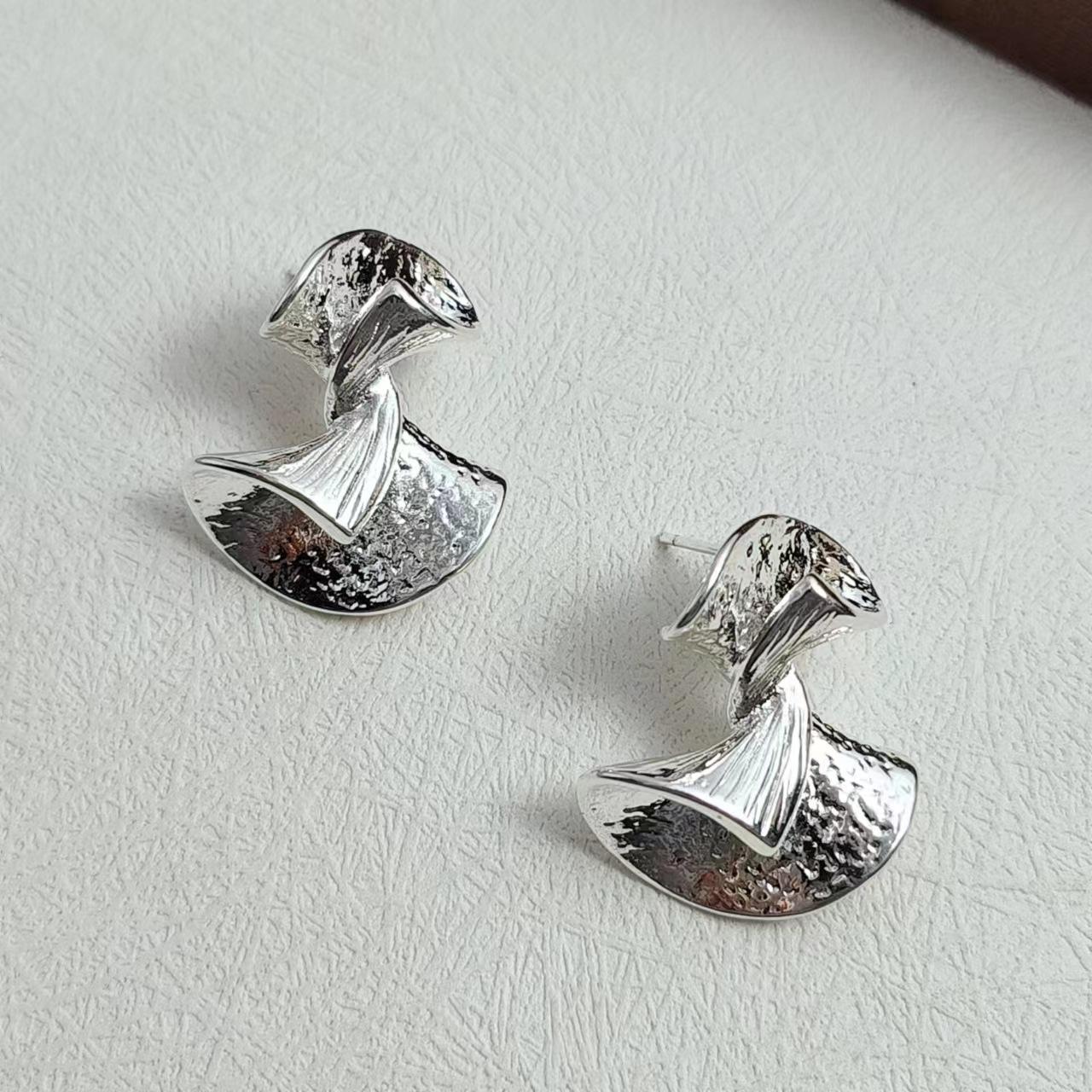 

Европейские и американские модные маленькие ароматные серьги из серебра 925 пробы с нерегулярной геометрией, серьги высокого класса, серьги нишевого дизайна серебряный