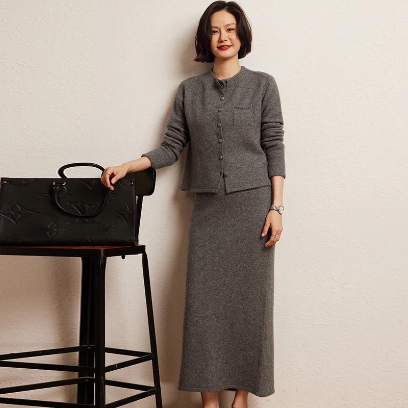 

Женский кашемировый вязаный комплект Осень/Зима 2025: Свободный кардиган и топ с длинным рукавом с юбкой миди XL