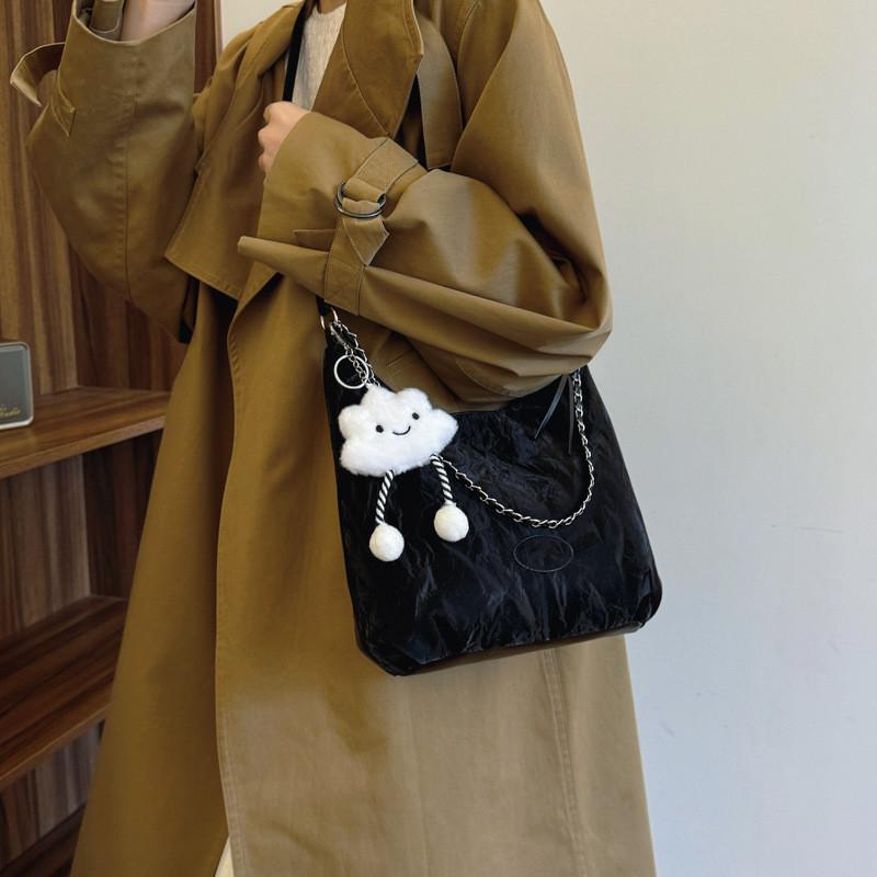 Contemporary 2024 Tote Bag With Chain Detail In Sophisticated Colors For Urban Fashion