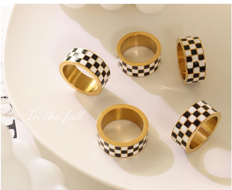 Europäischer Retro Schwarz-Weiß Karomuster Titanring: Lichtbeständig, Vergoldet, Personalisierter Stil.