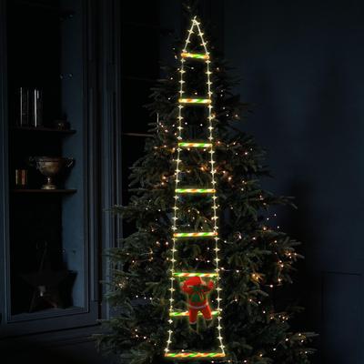 Lezoucí Santa na lanovém žebříku Slavnostní atmosféra Světlo pro statek