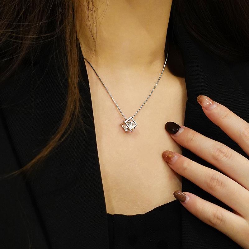 Personalized Clavicle Chain Luxury Pendant Necklace for Women - Cool, Niche Design