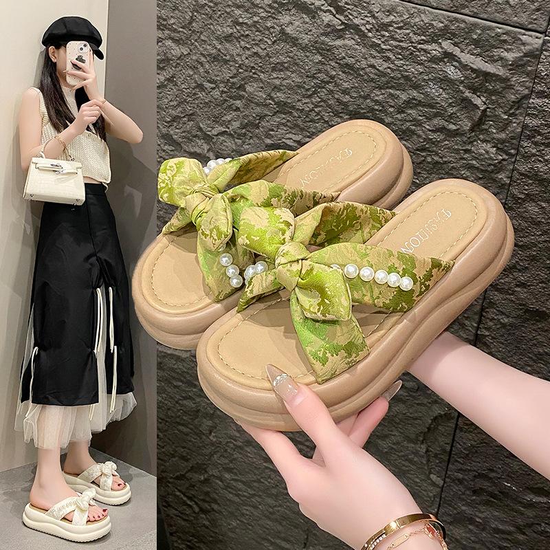 Cool Slippers Women's Summer Wear 2025 New Platform Beach Shoes Internet Celebrity Women's Casual Fashion Word Slippers Women