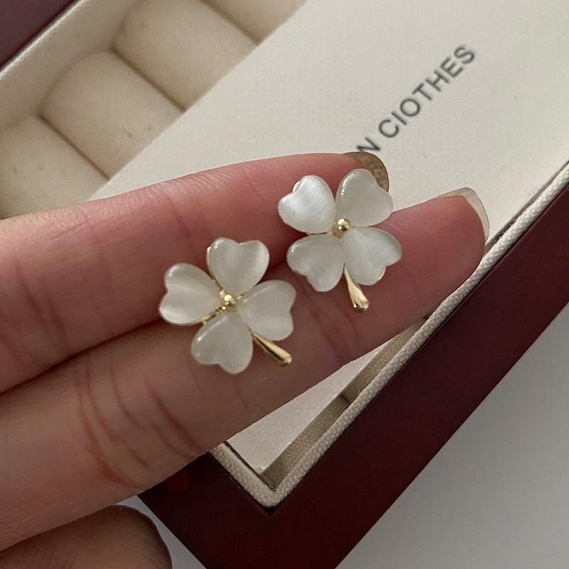 Opal Four-Leaf Clover Stud Earrings, Japanese And Fresh Light Luxury Retro High-End Earrings, Women'S Fashion Versatile Earrings