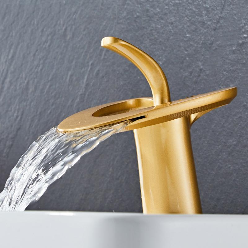 

Однорычажный смеситель для раковины ванной комнаты, смесители из цельной латуни, креативный дизайн водопада в форме полого сердца золотой
