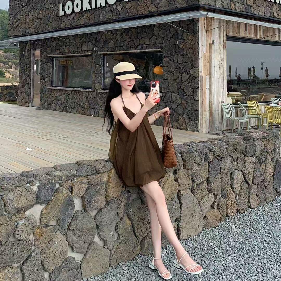 

French pleated neck suspender dress women s summer pure desire temperament loose and thin small bud short skirt S коричневый