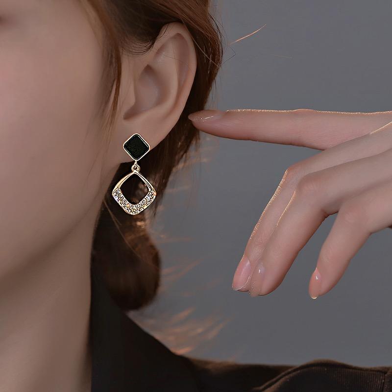 2023 New Fashion Trend Unique Design Elegant Delicate Geometric Zircon Square Earrings Women Zircon Party Gifts Wholesale