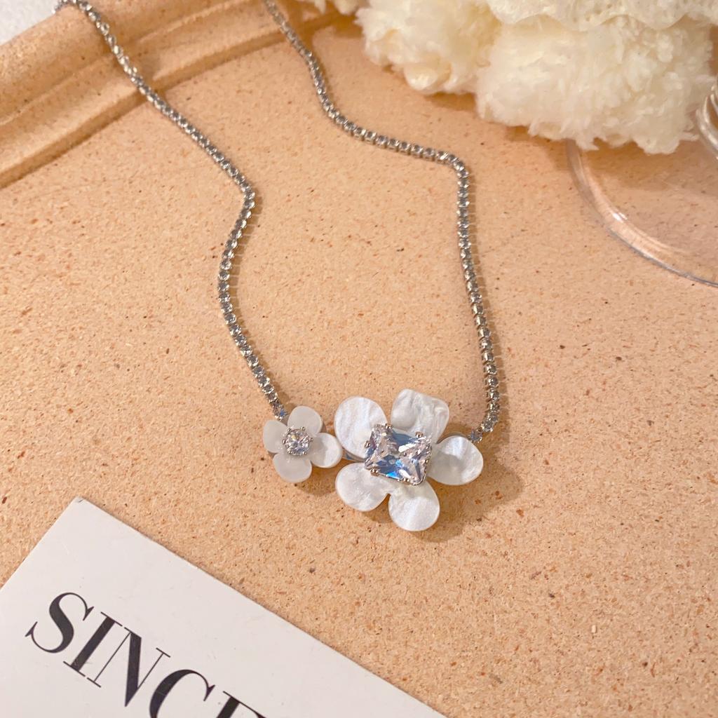 New Splicing White Flower Necklace High-end Sense Rhinestone Collarbone Chain Accessories Women Niche Design Neck Chain Accessories Women