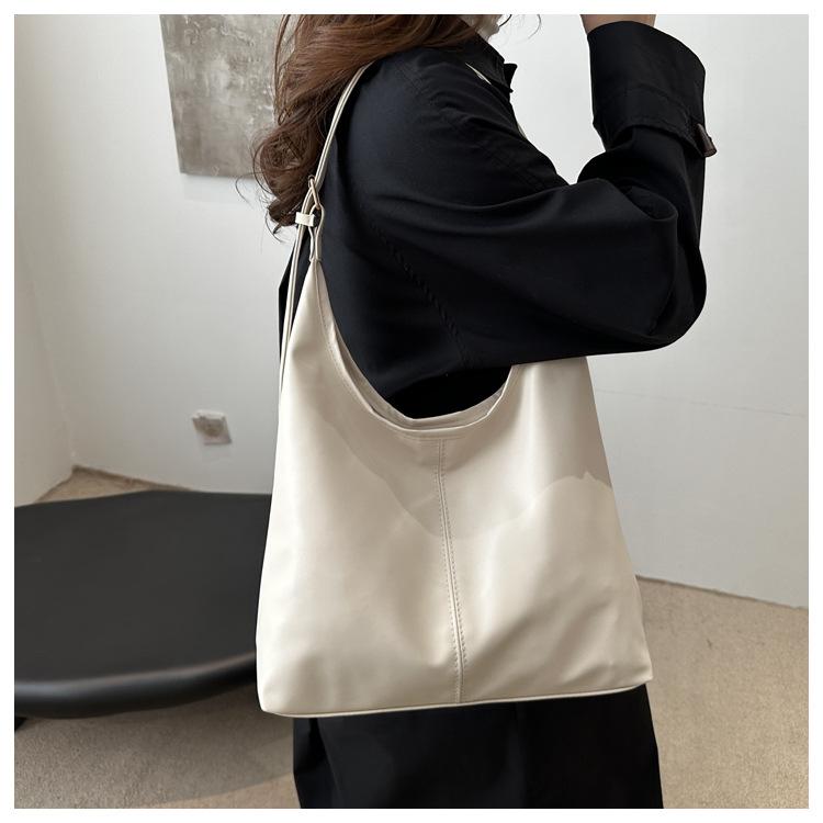 Korean Style Commute Shoulder Bag Retro Large Capacity Pu Leather Tote Bag Solid Color Minority Design Women's Underarm Bag