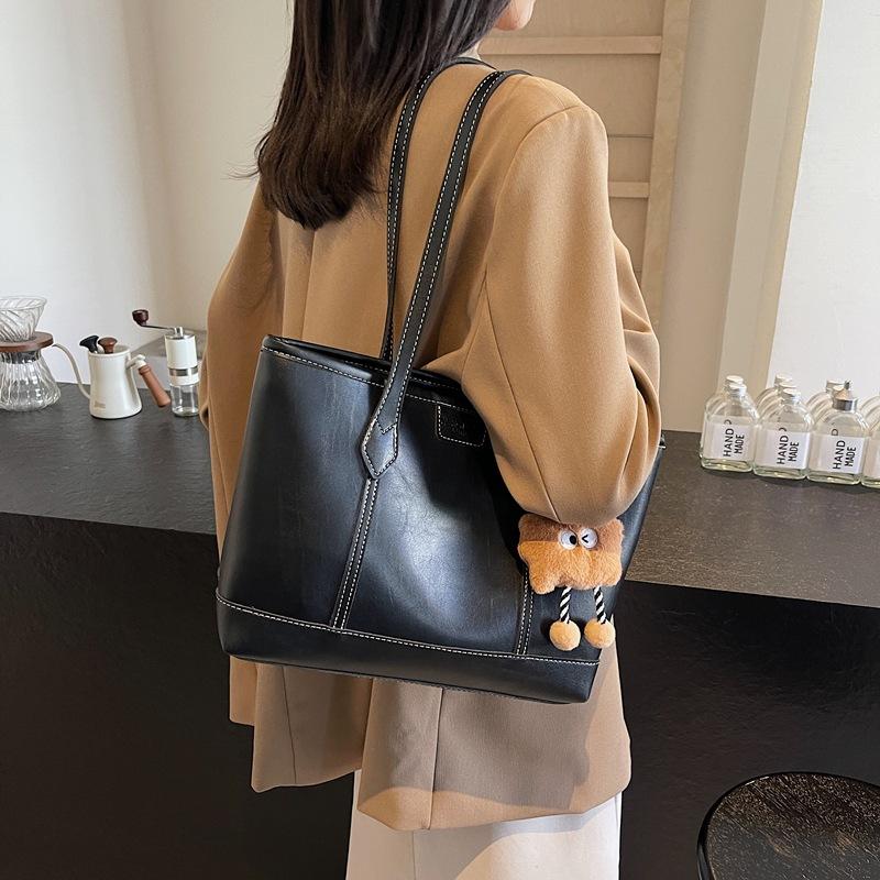Retro large-capacity bag women's 2025 autumn and winter new shoulder bag fashionable and versatile commuter tote bag