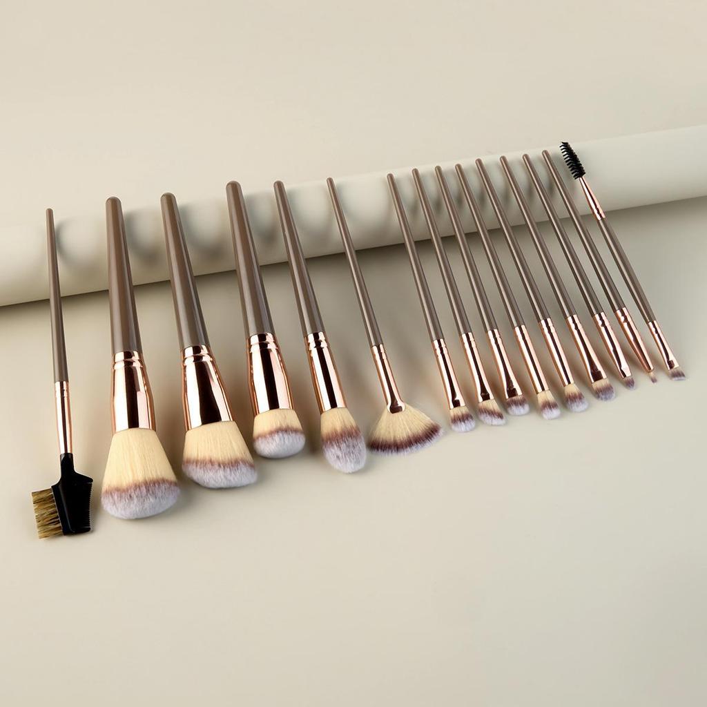 Jumbo 15-Piece Makeup Brush Set: Soft Hair for Powder, Blush, Eyeshadow, and Concealer.