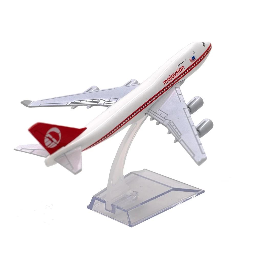 Static Simulation Plane B747 Red 747 Malaysia Airlines Airways Airplane 16CM 1/400 Scale Metal Alloy Model Aircraft With Landgea