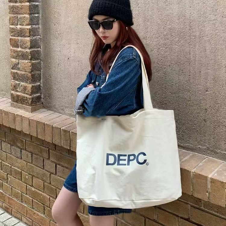 

New Korean versatile highvalue letter shoulder bag fashionable niche simple largecapacity commuter tote bag белый