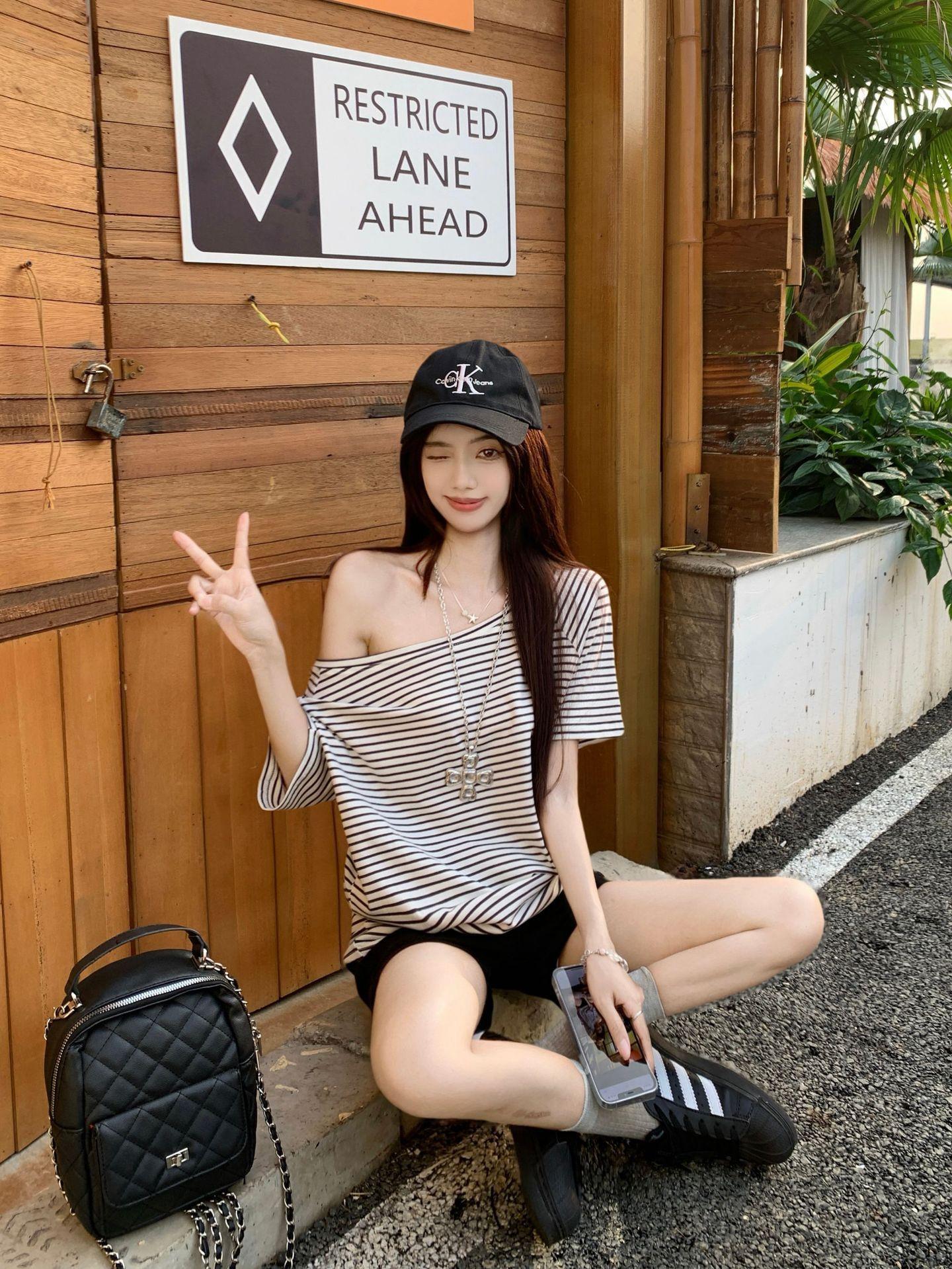 French striped slanted shoulder short-sleeved T-shirt women s summer new casual versatile chic beautiful off-shoulder top trendy S