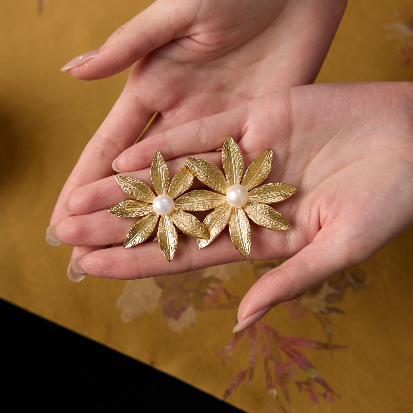 

Aster Vintage Style Freshwater Pearl Brooch: Exquisite Plant Design, Luxurious, High-End Women s Corsage.