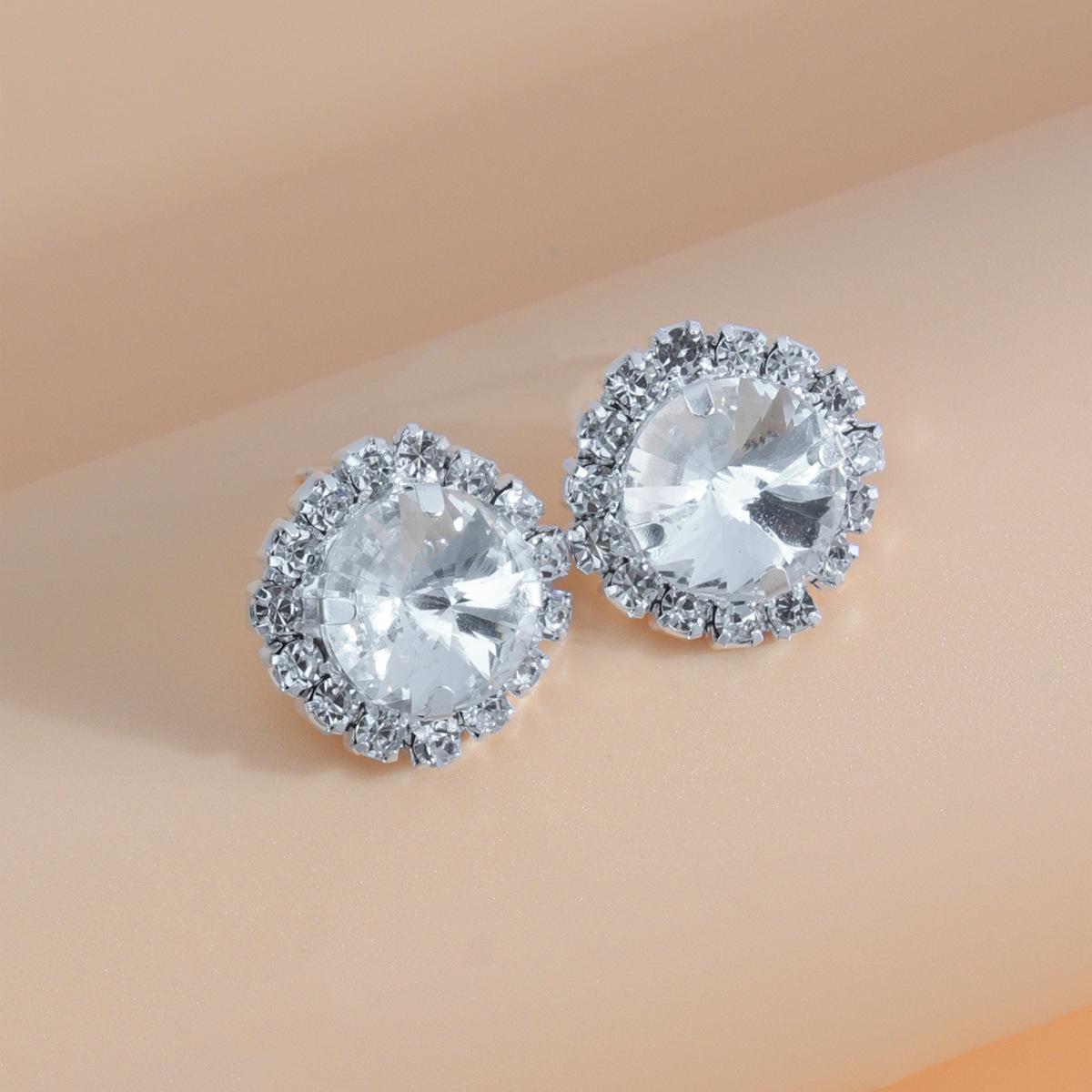 

Шикарные квадратные серьги со стразами: Стильный европейский и американский дизайн для женщин