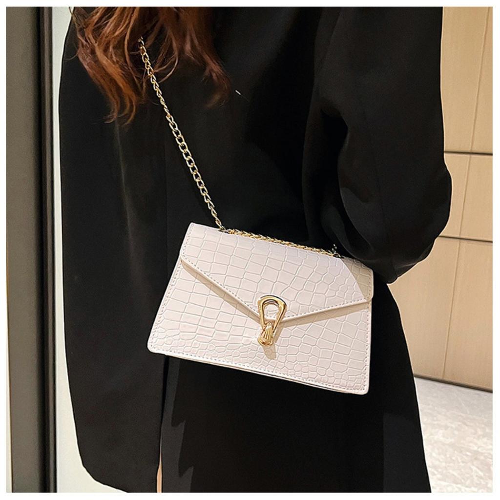 Ladies' Fashionable Rose Red Snake Patterned Crossbody Bag, Luxury Handbag, Lined with Chain Handbag