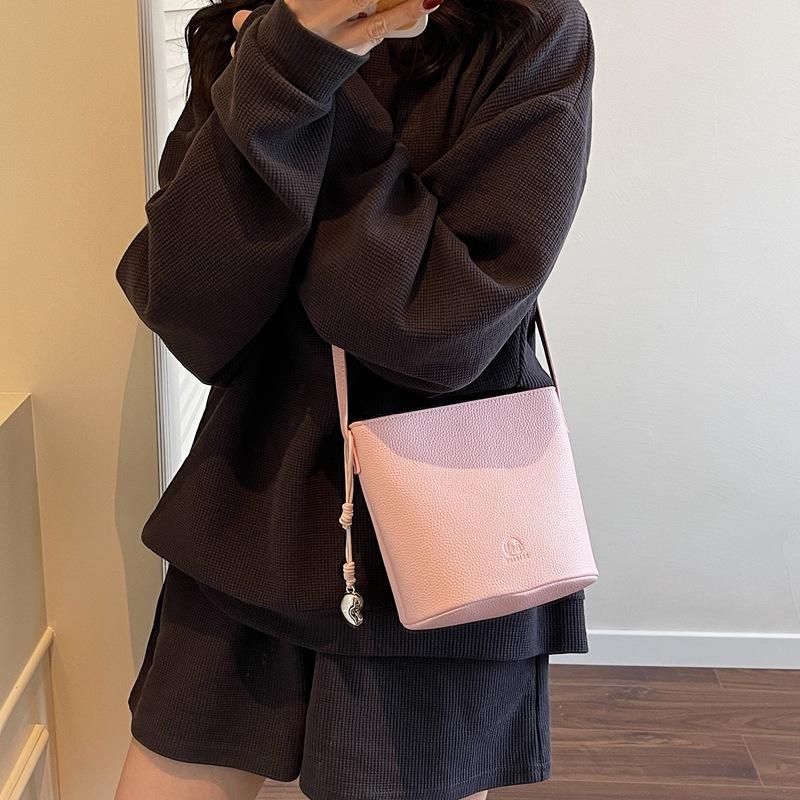 This Year's Popular Small Bag Women's 2025 New Fashion Versatile Messenger Bag Super Fire Shoulder Bucket Bag