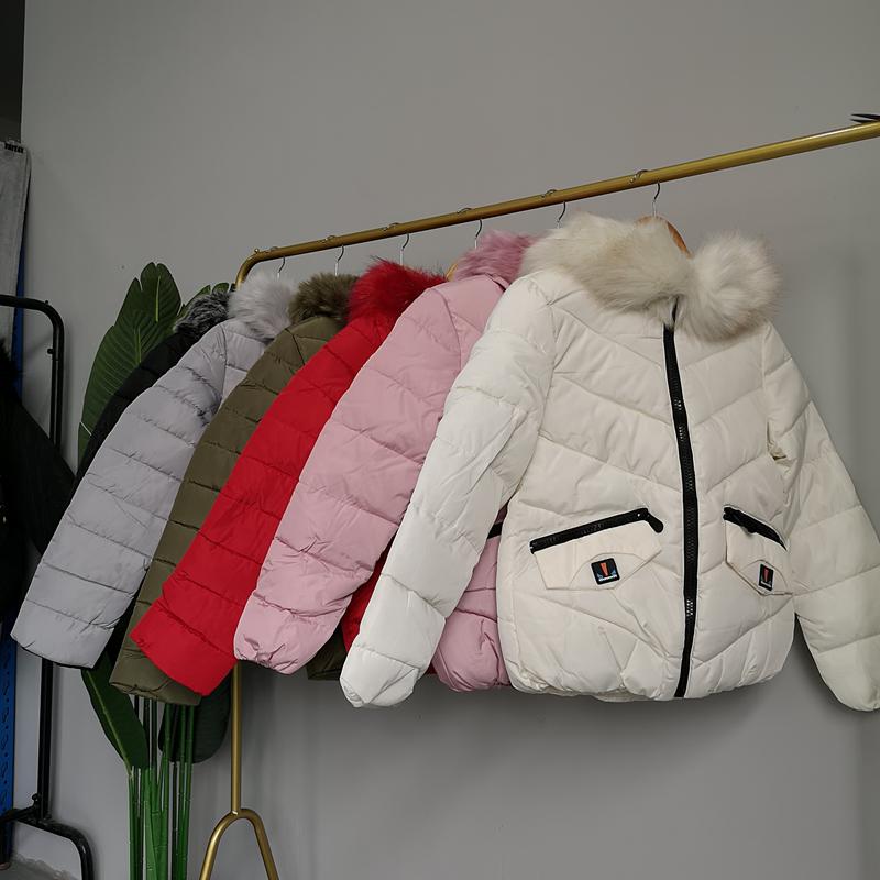 Jaqueta feminina de algodão curta casual de inverno com gola de pele grande e rosto engraçado