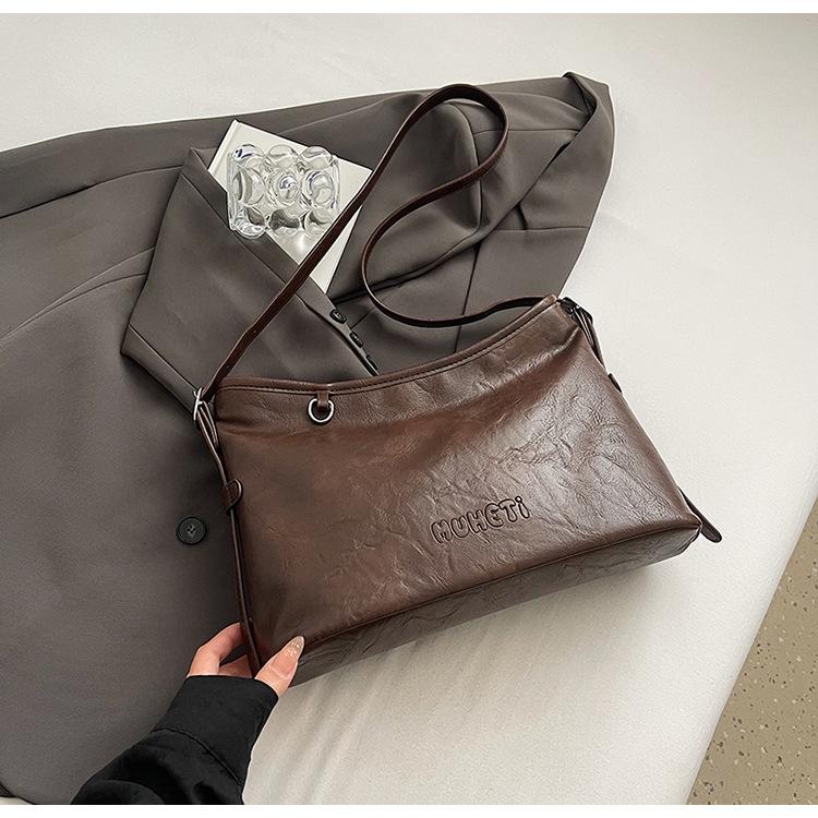 

Retro large-capacity bucket bag women s 2025 autumn new simple commuter underarm bag casual fashion shoulder bag 32*11*24