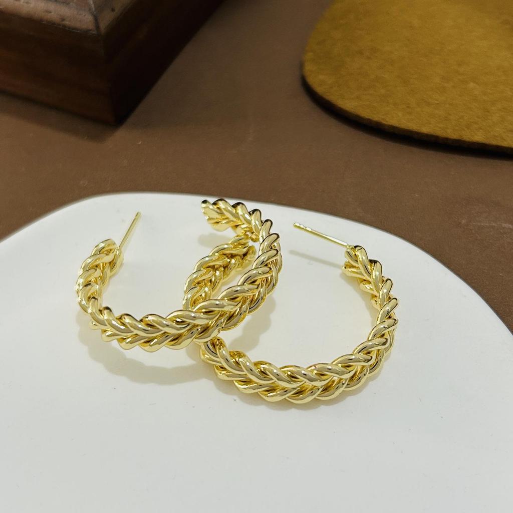 Korean Style Geometric Twisted Heart Earrings: Light Luxury Multi-Layer Niche Ear Jewelry for Women