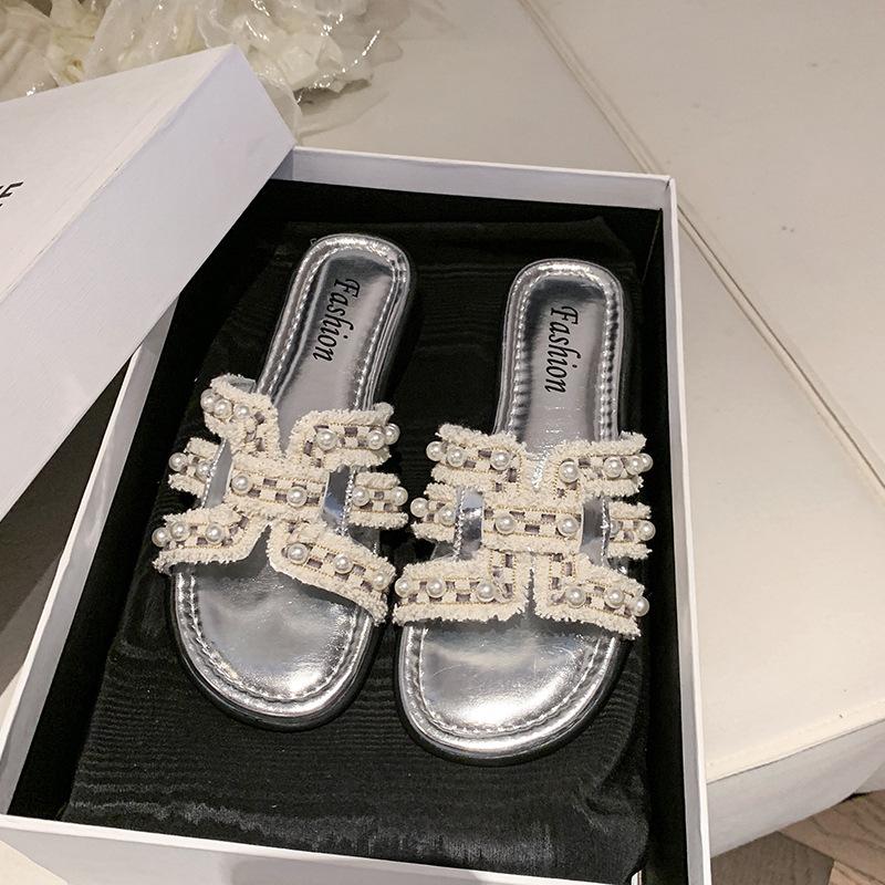 

2025 лето новые шлепанцы на плоской подошве женская обувь весна мягкая подошва универсальные жемчужные пляжные сандалии 40 серебряный