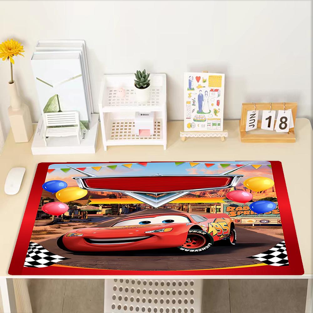 Tapis de Souris Thème Voitures, Base en Caoutchouc Antidérapante, Décoration Multifonctionnelle pour Bureau & Maison, Parfait pour la Personnalisation de l'Espace de Travail.