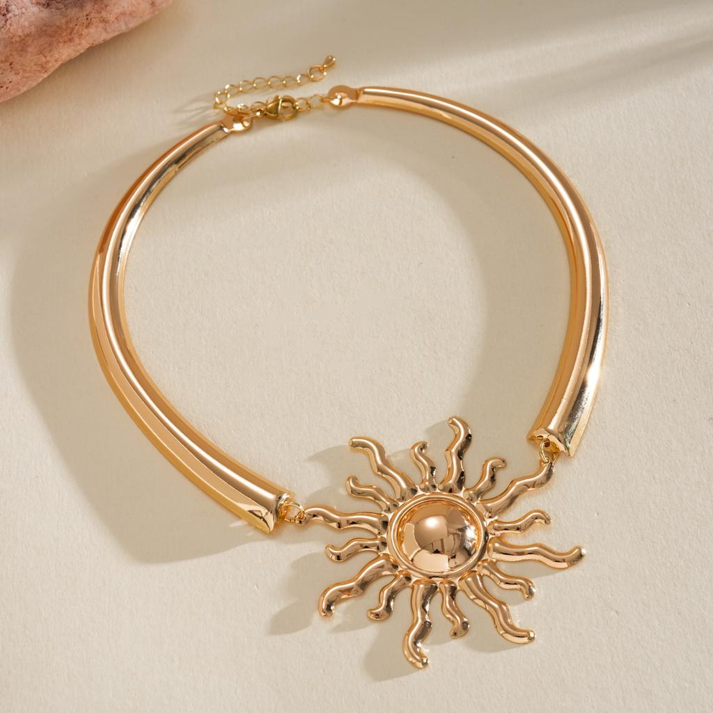 Personality Exaggerated Collarbone Necklace European American Metallic Sun Niche High‑End Temperament Adjustable Decorative Necklace
