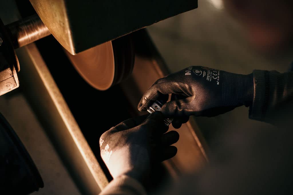 in 100 years A premium shaver delivering an unparalleled close Features a 1920 logo Premium Double-edged razor, German-made Solingen, ago. shave.