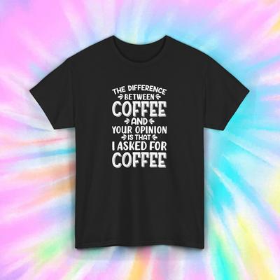Kaffee vs. Meinung T-Shirt | Lustiges Kaffee-Liebhaber Grafik-T-Shirt | S-5XL