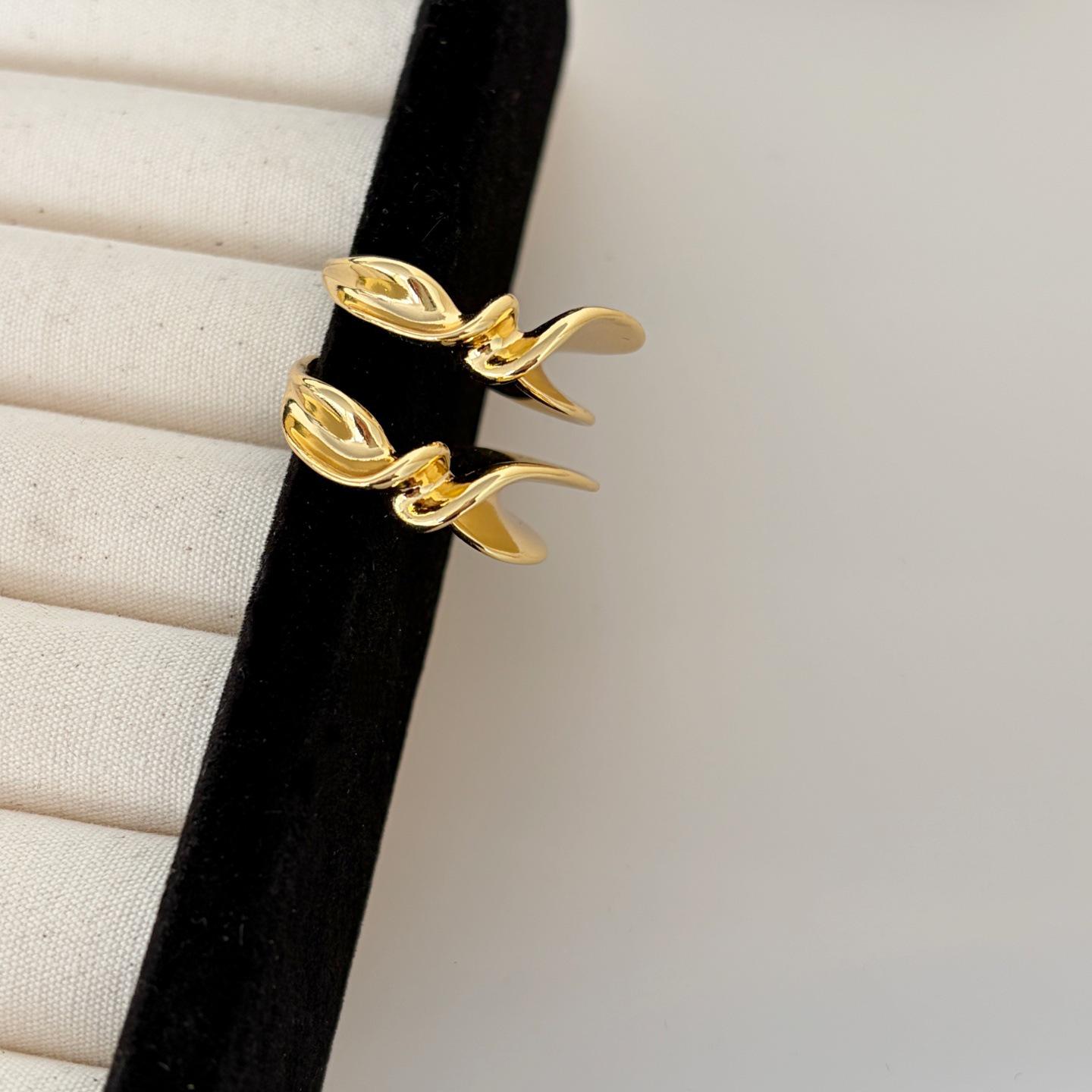 

2025 Elegant Retro C-Shaped Twist Earrings: Luxurious, Versatile, High-End European & American Style золотий