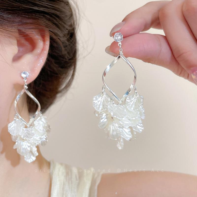 White Shell Flower Drop Earrings Iridescent Petal Dangle Earrings For Women Bridal Wedding Party